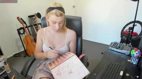 lucyylux online show from 10/06/25, 09:34