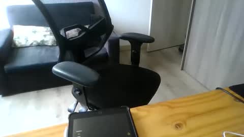 luhizu87871987 online show from 04/27/26, 08:29