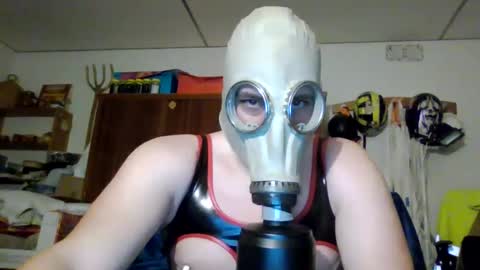 Snapshot of luis2423 chatting on 03/03/25, 09:05 A slave to the mistress.. un esclavo para las amas dominantes. online show from 03/03/25, 09:05