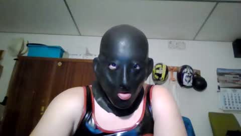 Snapshot of luis2423 chatting on 11/29/25, 02:20 A slave to the mistress.. un esclavo para las amas dominantes. online show from 11/29/25, 02:20