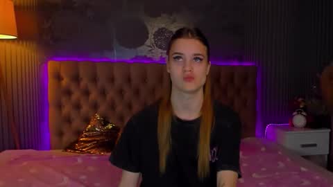 LuisaClover online show from 11/19/25, 01:22