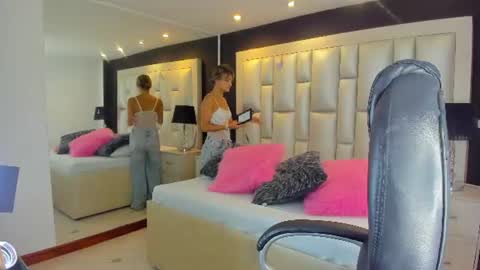 Snapshot of luisajonnes_ chatting on 06/15/26, 04:53 Luisa online show from 06/15/26, 04:53