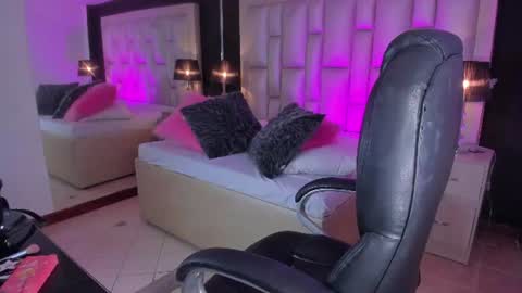 Snapshot of luisajonnes_ chatting on 06/25/26, 03:49 Luisa online show from 06/25/26, 03:49