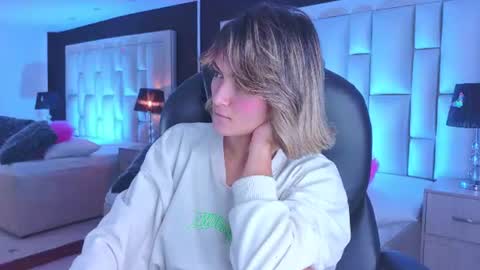 Snapshot of luisajonnes_ chatting on 07/28/26, 02:13 Luisa online show from 07/28/26, 02:13