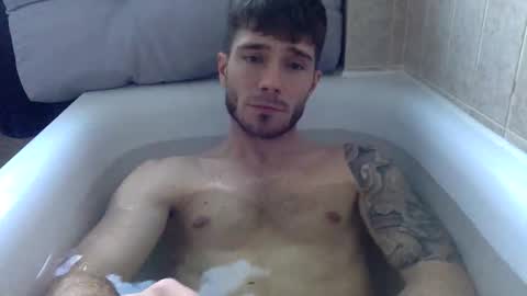 Snapshot of luisbadx chatting on 12/15/25, 02:21 Luis Badx online show from 12/15/25, 02:21