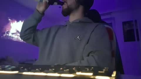 Snapshot of lukasschoetz chatting on 11/23/25, 04:29 lukasschoetz online show from 11/23/25, 04:29