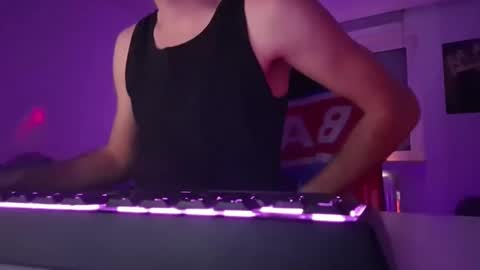 Snapshot of lukasschoetz chatting on 01/13/26, 04:23 lukasschoetz online show from 01/13/26, 04:23