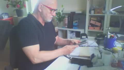 Snapshot of luley58 chatting on 05/04/26, 02:24 luley58 online show from 05/04/26, 02:24