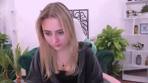 Snapshot of lulu___moon chatting on 09/14/25, 07:18 Lily online show from 09/14/25, 07:18