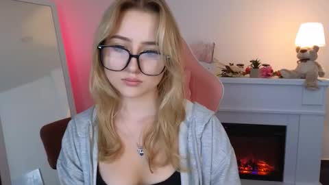 Snapshot of lulu___moon chatting on 09/15/25, 01:22 Lily online show from 09/15/25, 01:22
