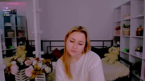 Snapshot of lulu___moon chatting on 11/11/25, 07:19 Lily online show from 11/11/25, 07:19