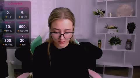 Snapshot of lulu___moon chatting on 11/18/25, 07:57 Lily online show from 11/18/25, 07:57