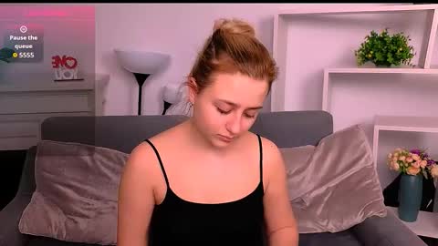 Snapshot of lulu___moon chatting on 02/17/26, 09:43 Lily online show from 02/17/26, 09:43