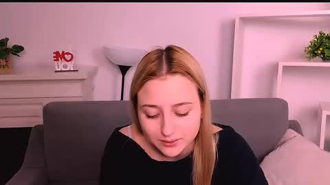 Snapshot of lulu___moon chatting on 02/18/26, 09:44 Lily online show from 02/18/26, 09:44