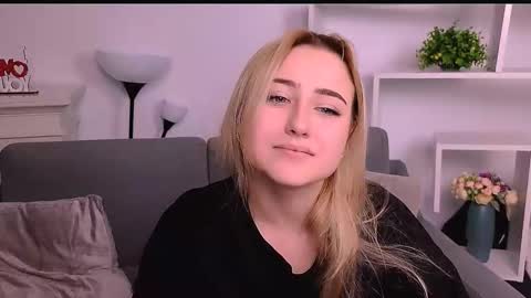 Snapshot of lulu___moon chatting on 03/01/26, 10:01 Lily online show from 03/01/26, 10:01