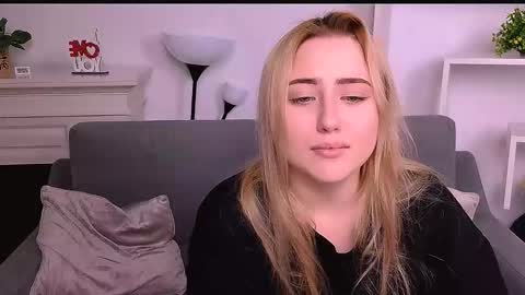 Snapshot of lulu___moon chatting on 03/03/26, 10:15 Lily online show from 03/03/26, 10:15