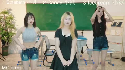 Snapshot of luminagirl02 chatting on 04/12/26, 03:44 lumina girls online show from 04/12/26, 03:44