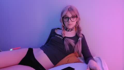 Snapshot of luna__allure chatting on 07/11/26, 11:28 Luna online show from 07/11/26, 11:28