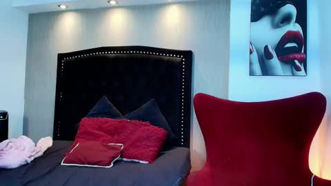 Luna And Titan  online show from 01/09/26, 12:30