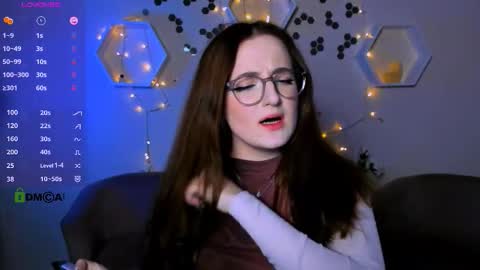 luna_berryy online show from 11/13/25, 08:52