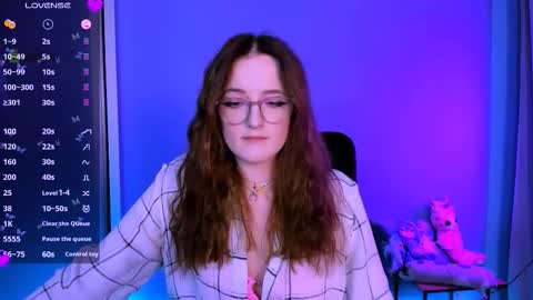 luna_berryy online show from 11/18/25, 08:57