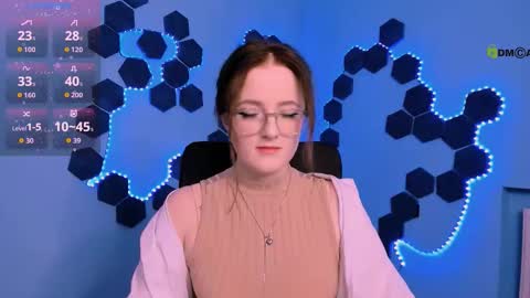 luna_berryy online show from 12/17/25, 09:32