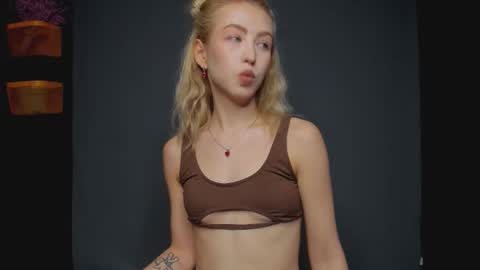 Snapshot of luna_helles chatting on 01/16/26, 04:33 Elizabeth online show from 01/16/26, 04:33