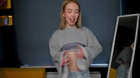 Snapshot of luna_helles chatting on 02/19/26, 09:27 Elizabeth online show from 02/19/26, 09:27