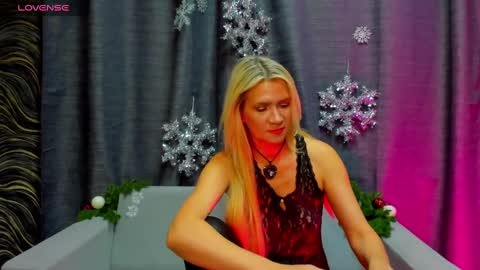 luna_lew1s online show from 12/30/24, 08:32