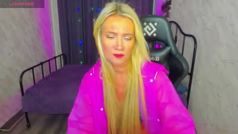 luna_lew1s online show from 02/22/25, 11:35