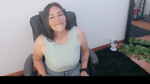 Snapshot of luna_lgomez chatting on 06/23/26, 10:02 luna online show from 06/23/26, 10:02