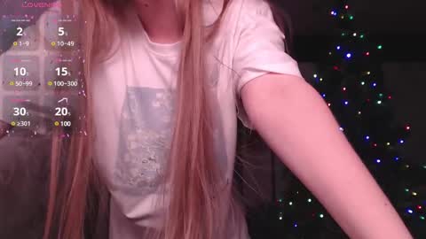 Snapshot of luna_loveisgood chatting on 12/17/24, 08:32 Luna online show from 12/17/24, 08:32