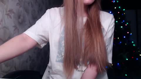 Snapshot of luna_loveisgood chatting on 12/24/24, 10:44 Luna online show from 12/24/24, 10:44