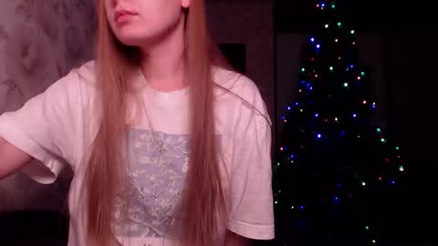 Snapshot of luna_loveisgood chatting on 12/26/24, 10:20 Luna online show from 12/26/24, 10:20