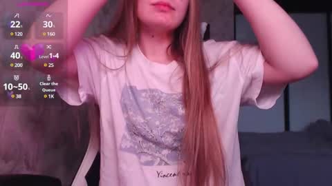 Snapshot of luna_loveisgood chatting on 01/16/25, 05:11 Luna online show from 01/16/25, 05:11