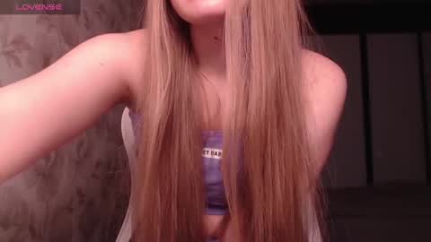 Snapshot of luna_loveisgood chatting on 01/17/25, 02:18 Luna online show from 01/17/25, 02:18