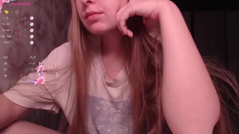 Snapshot of luna_loveisgood chatting on 10/15/25, 08:42 Luna online show from 10/15/25, 08:42