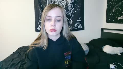 Luna online show from 09/15/25, 04:45