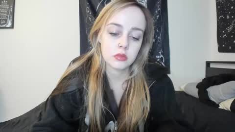 Luna online show from 11/22/25, 01:15