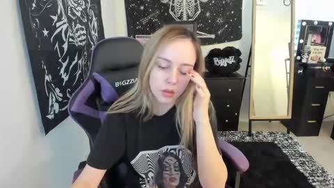 Luna online show from 12/18/25, 06:03