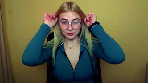 Snapshot of luna_lush_ chatting on 01/04/25, 08:17 Luna online show from 01/04/25, 08:17
