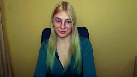 Snapshot of luna_lush_ chatting on 01/04/25, 11:22 Luna online show from 01/04/25, 11:22