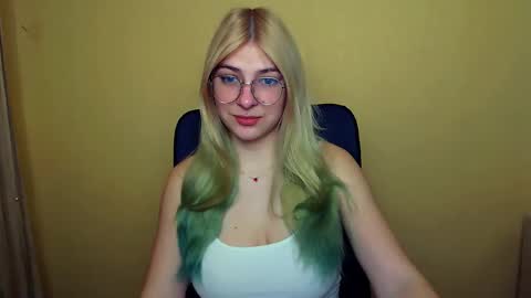 Snapshot of luna_lush_ chatting on 01/07/25, 08:24 Luna online show from 01/07/25, 08:24