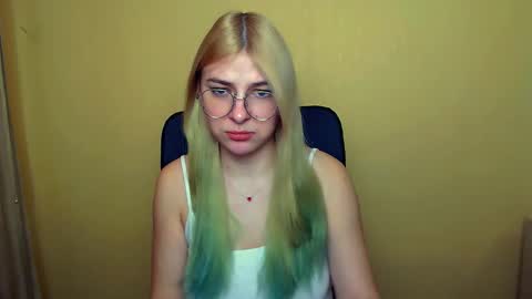 Snapshot of luna_lush_ chatting on 01/07/25, 11:37 Luna online show from 01/07/25, 11:37