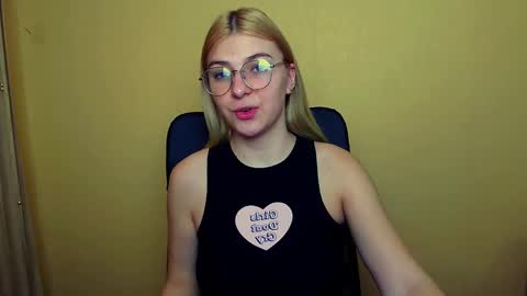 Snapshot of luna_lush_ chatting on 01/13/25, 08:15 Luna online show from 01/13/25, 08:15