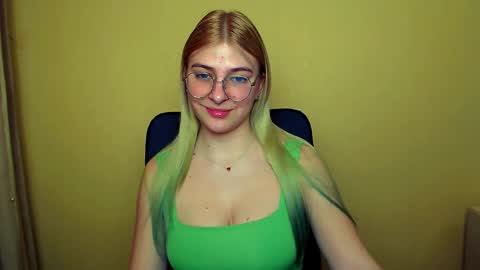 Snapshot of luna_lush_ chatting on 01/23/25, 11:26 Luna online show from 01/23/25, 11:26