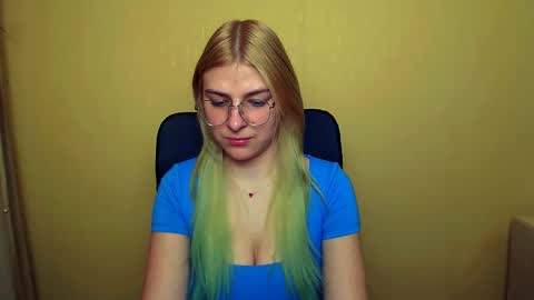 Snapshot of luna_lush_ chatting on 01/25/25, 11:44 Luna online show from 01/25/25, 11:44