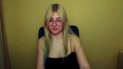 Snapshot of luna_lush_ chatting on 02/04/25, 11:27 Luna online show from 02/04/25, 11:27