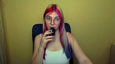 Snapshot of luna_lush_ chatting on 03/01/25, 10:45 Luna online show from 03/01/25, 10:45