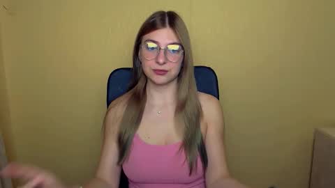 Snapshot of luna_lush_ chatting on 09/29/25, 08:19 Luna online show from 09/29/25, 08:19
